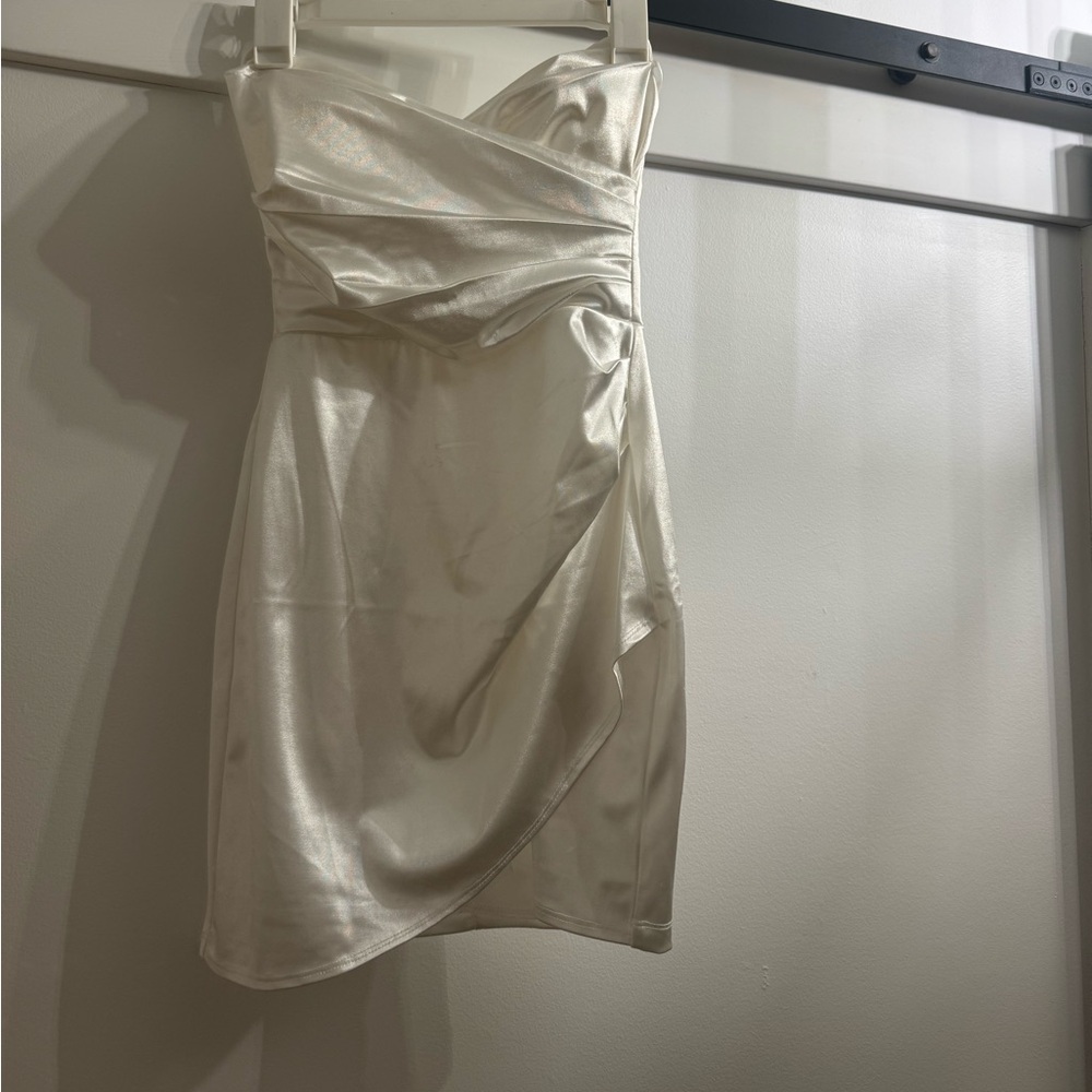 Elegant White Strapless Dress